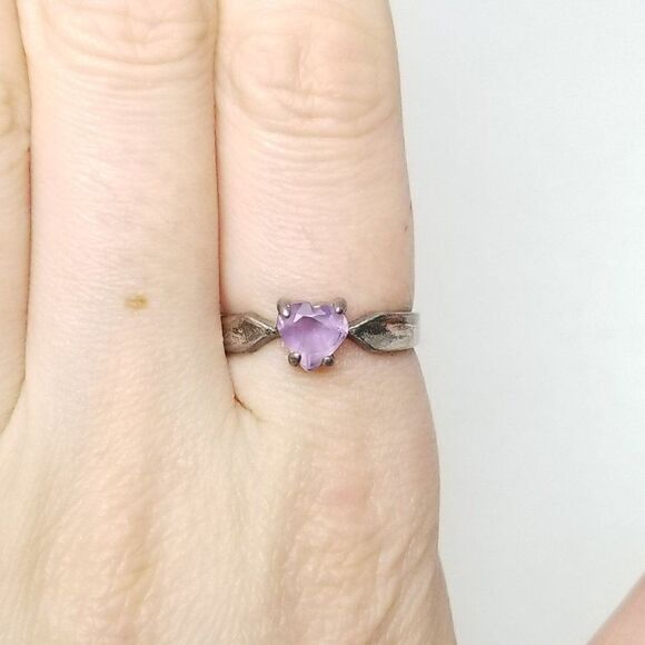 Vintage Sterling Silver Purple Heart Solitaire Ring, Size 6 1/2 Band, Estate - Picture 7 of 9